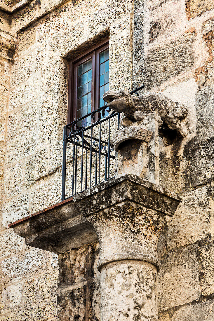 In Stein gehauener Wasserspeier am historischen Haus der Jesuiten in der Kolonialstadt Santo Domingo, Dominikanische Republik. Ein UNESCO-Weltkulturerbe