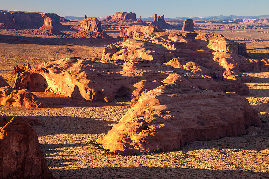 Teleobjektiv-Blick auf das Monument Valley von Hunt's Mesa im Monument Valley Navajo Tribal Park in Arizona