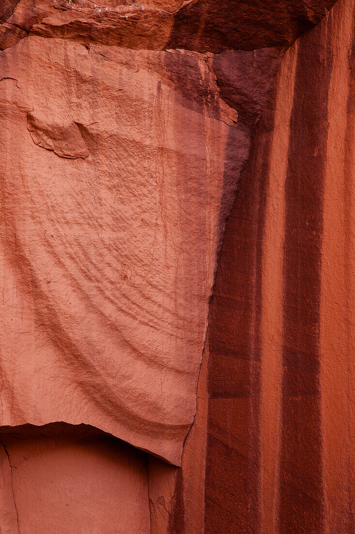 Bunte Streifen von Mineralablagerungen, genannt Wüstenlack, auf Sandstein im Monument Valley Navajo Tribal Park in Arizona
