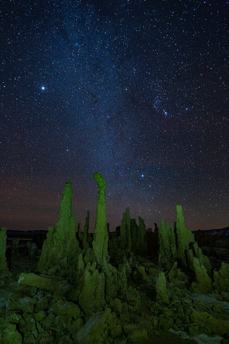 Winterliche Milchstraße über Tuffsteinformationen im Mono Lake in Kalifornien