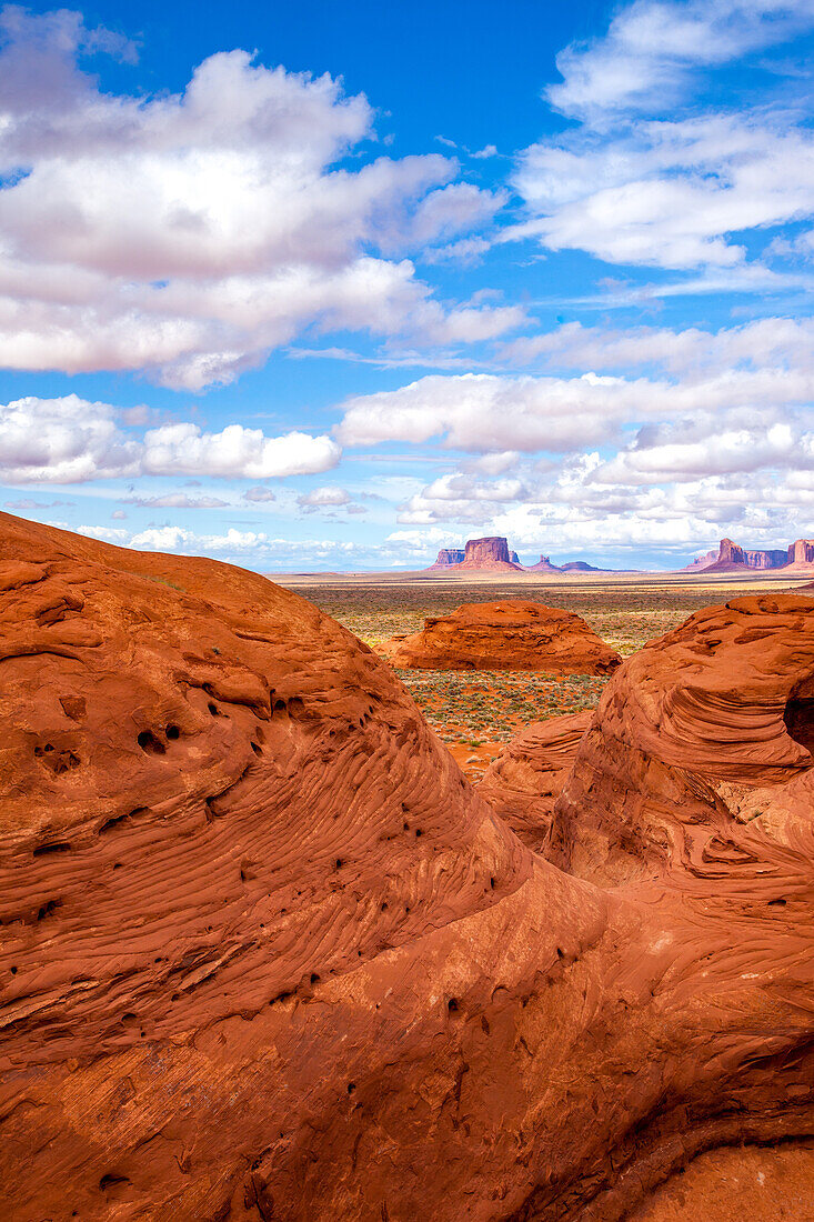 Kreuzschichtenmuster im erodierten Sandstein im Mystery Valley im Monument Valley Navajo Tribal Park in Arizona