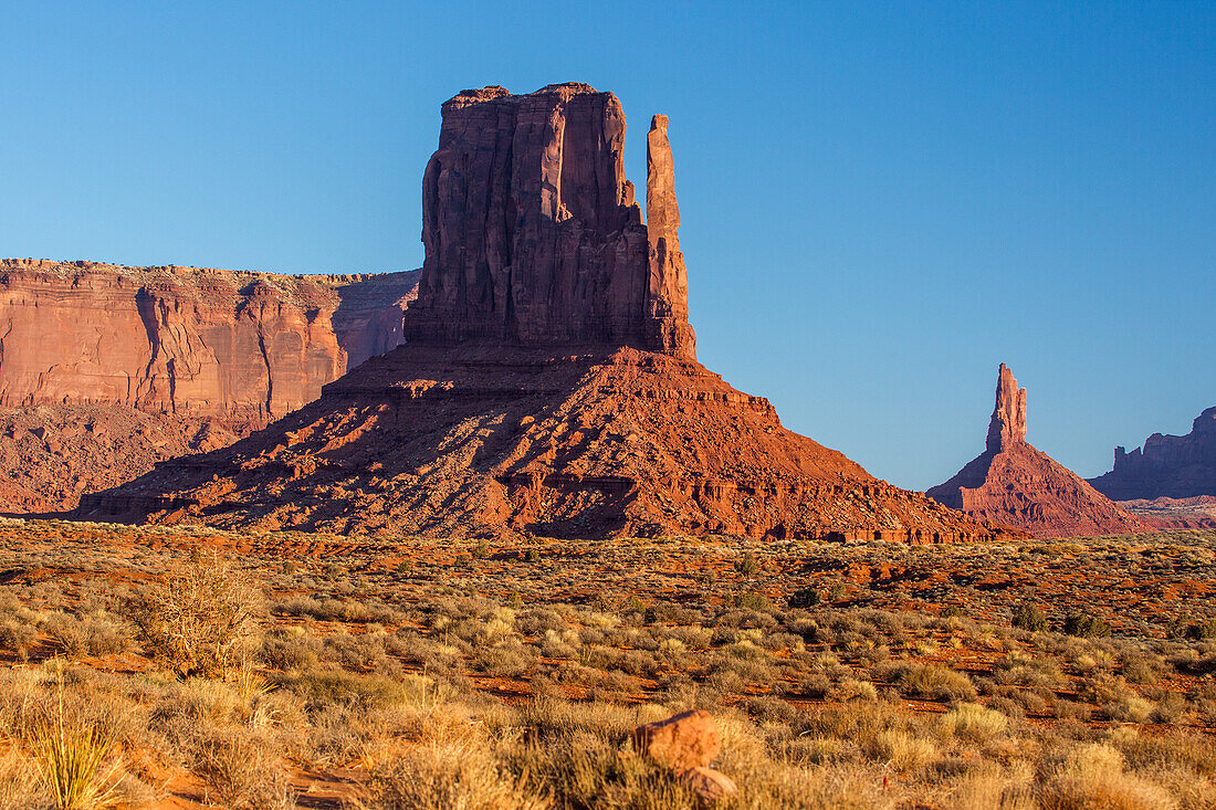 Sentinal Mesa, der West Mitten und der Big Indian Chief Butte im Monument Valley Navajo Tribal Park in Arizona