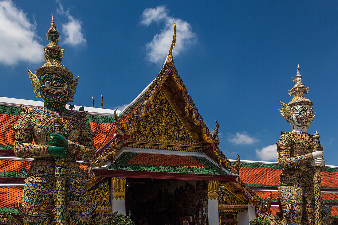 Yaksha-Wächterstatuen im Tempel des Smaragdbuddhas auf dem Gelände des Grand Palace in Bangkok, Thailand. Ein Yaksha oder Yak ist in der thailändischen Überlieferung ein riesiger Schutzgeist.