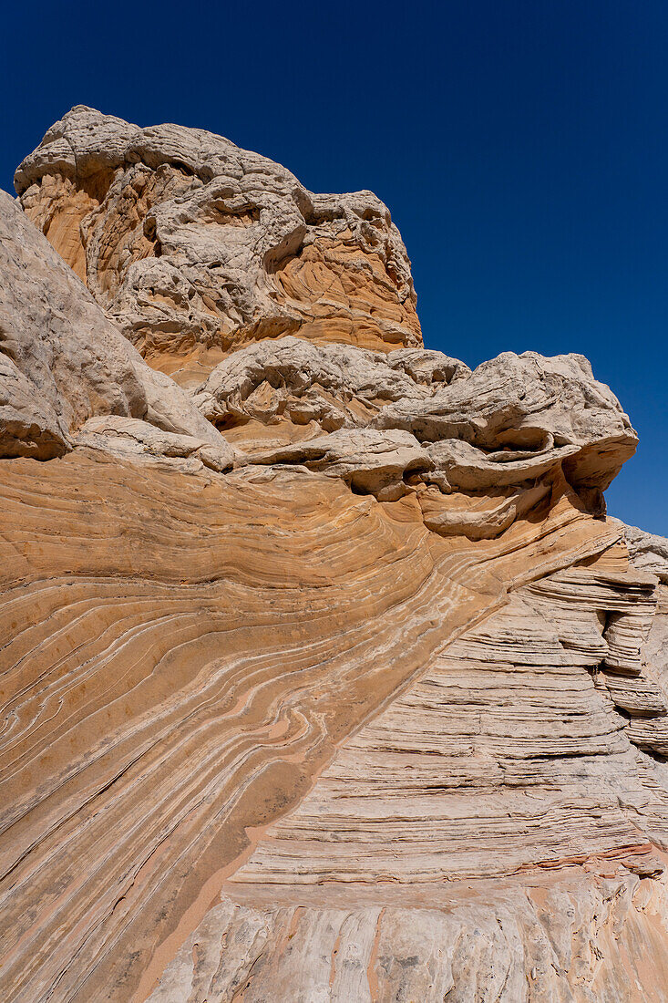 Erodierter Navajo-Sandstein in der White Pocket Recreation Area, Vermilion Cliffs National Monument, Arizona. Das Bild zeigt ein gutes Beispiel für die Querschichtung in den Sandsteinschichten.