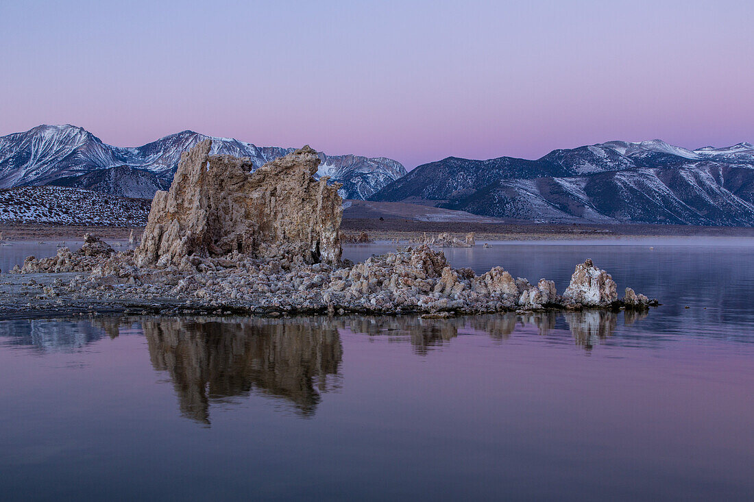 Blick in der Morgendämmerung auf die Tuffsteinformationen am Mono Lake in Kalifornien. Die Eastern Sierra Mountains sind im Hintergrund zu sehen.