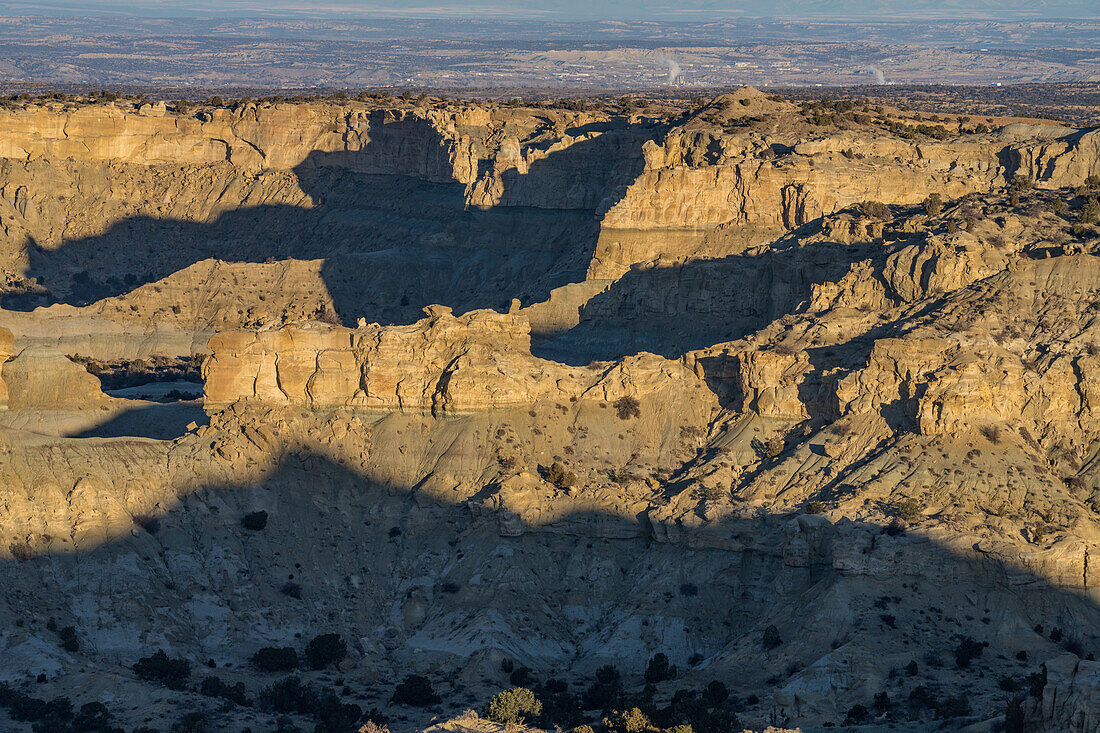 Angel Peak Scenic Area in der Nähe von Bloomfield, New Mexico. Licht und Schatten in den Badlands des Kutz Canyon