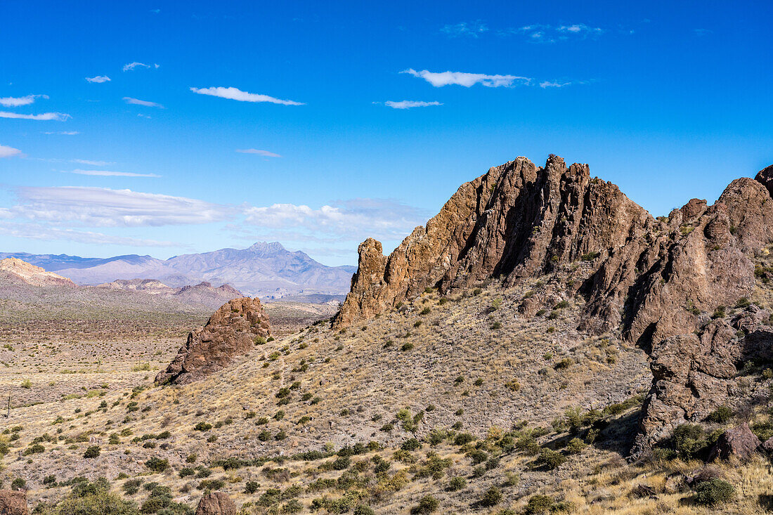 Schroffe Felsformationen im Lost Dutchman State Park, Apache Junction, Arizona. Die Four Peaks sind in der Ferne zu sehen.