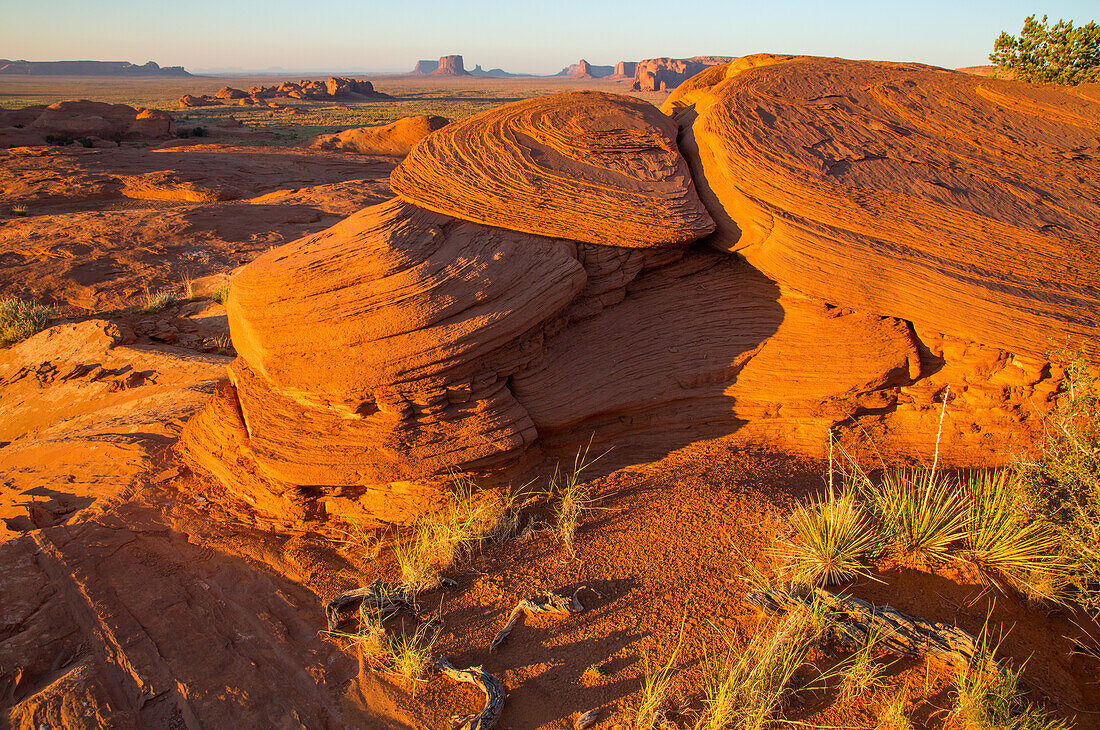 Erodierter Sandstein im Mystery Valley im Monument Valley Navajo Tribal Park in Arizona. Dahinter liegen die Monumente von Utah
