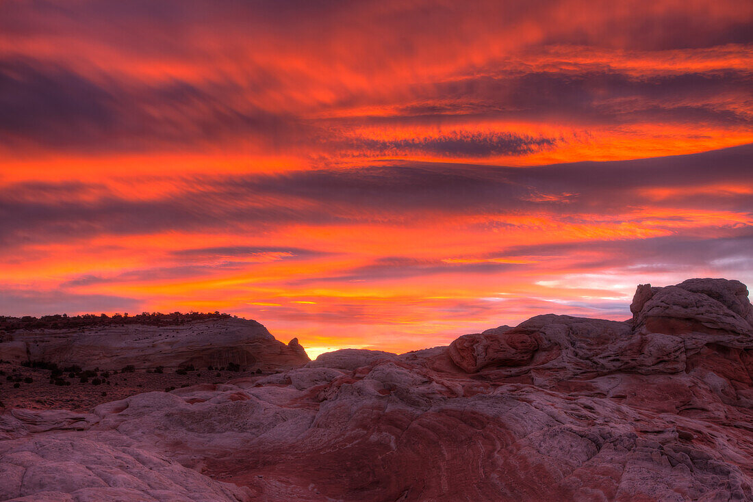 Farbenfrohe Wolken bei Sonnenaufgang über der White Pocket Recreation Area im Vermilion Cliffs National Monument, Arizona