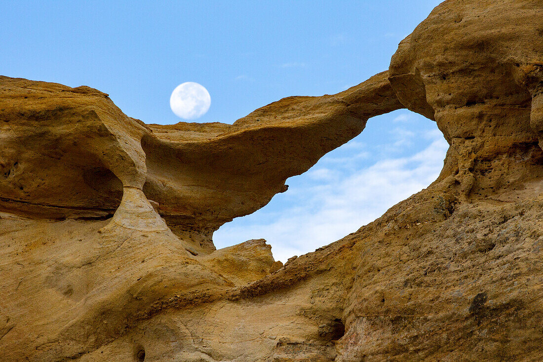 Mond und Graceful Arch in einem abgelegenen Wüstengebiet bei Aztec im Nordwesten von New Mexico