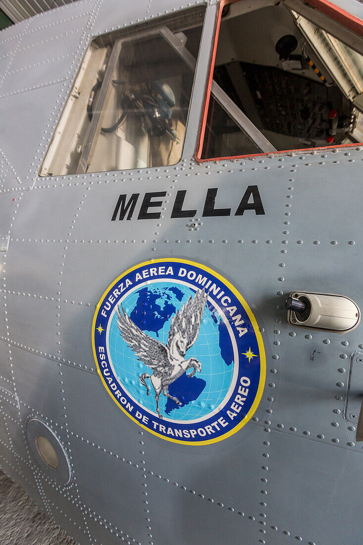 Abzeichen des Transportgeschwaders auf einem Transportflugzeug der dominikanischen Luftwaffe