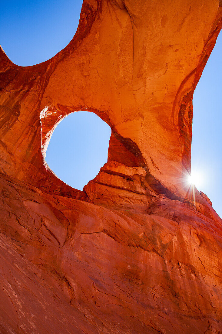 Spiderweb Arch, ein großer natürlicher Doppelbogen im Monument Valley Navajo Tribal Park in Arizona