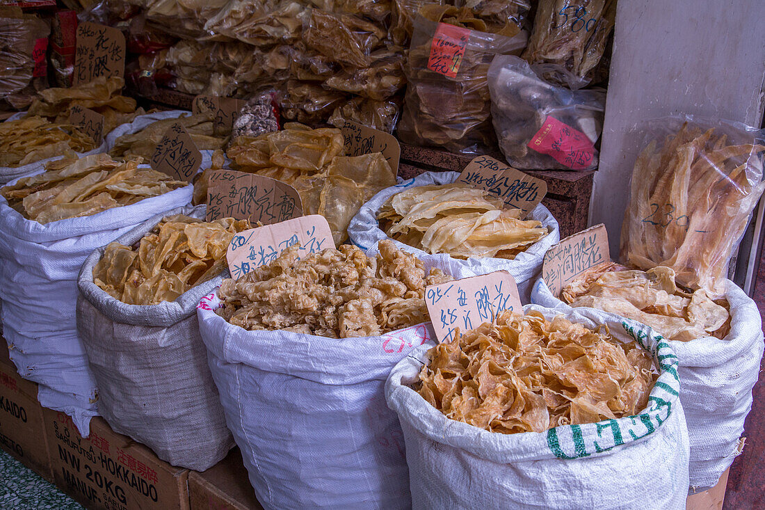 Getrocknete Fischmägen oder Schwimmblasen werden auf einem Straßenmarkt in Hongkong, China, zum Verkauf angeboten. Sie ist einer der teuersten Teile des Fisches und wird als Anti-Aging-Medikament verwendet