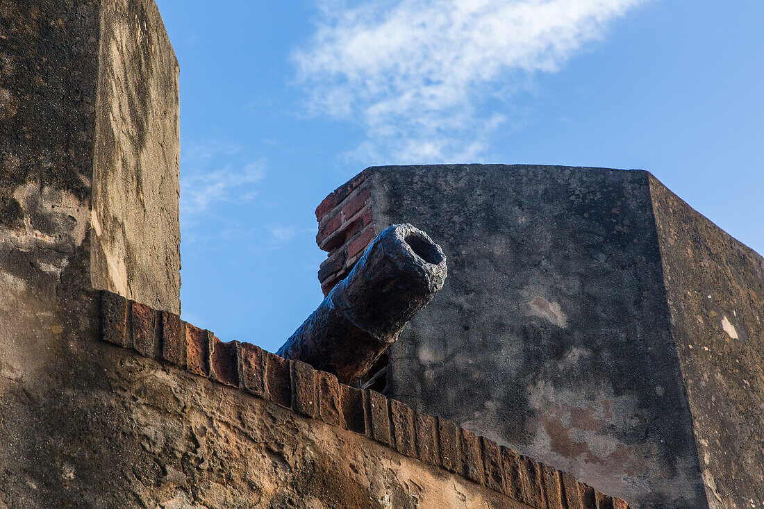 Spanische Kanonenspitzen über der Mauer von Fortaleza San Felipe, heute ein Museum in Puerto Plata, Dominikanische Republik