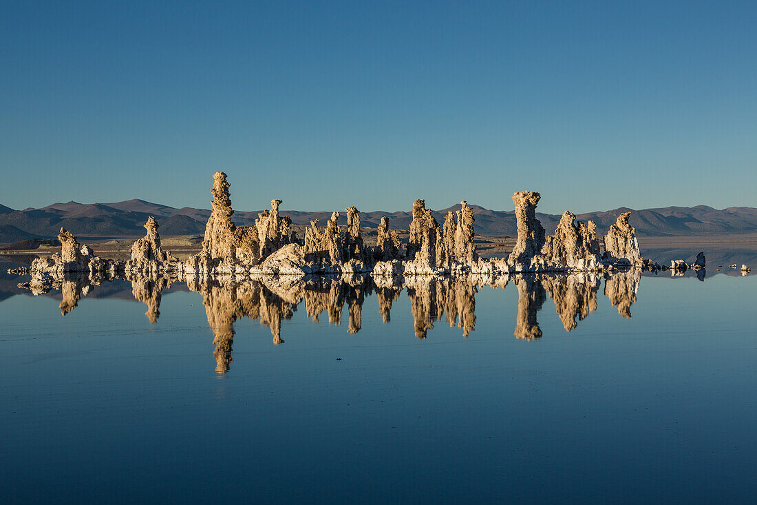 Tuffsteinformationen, die sich im Mono Lake in Kalifornien spiegeln