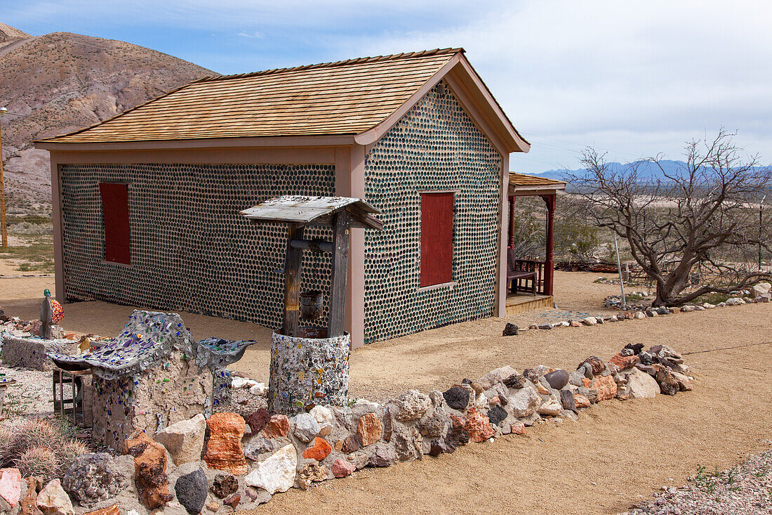 Das Bottle House in der Geisterstadt Rhyolite, Nevada, wurde 1906 von einem Bergarbeiter aus 50.000 weggeworfenen Bier- und Schnapsflaschen erbaut. Ein frühes Beispiel für das Glasrecycling