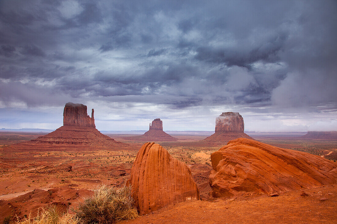 Stürmischer Himmel über den Mittens und Merrick Butte im Monument Valley Navajo Tribal Park in Arizona