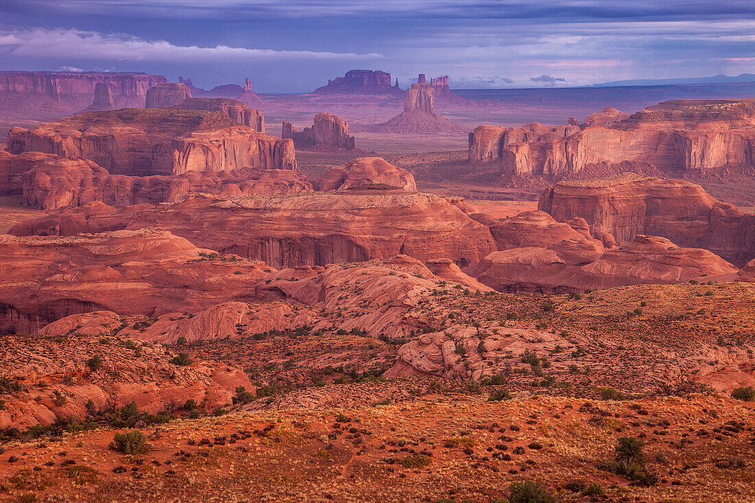 Stürmische Wolken bei Sonnenaufgang im Monument Valley Navajo Tribal Park in Arizona. Blick von Hunt's Mesa