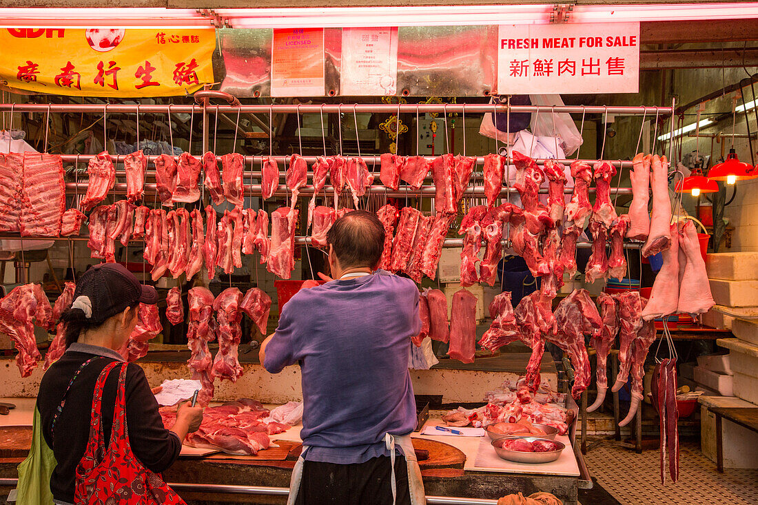 Fleisch zum Verkauf in einer Metzgerei auf der Straße in Hongkong, China
