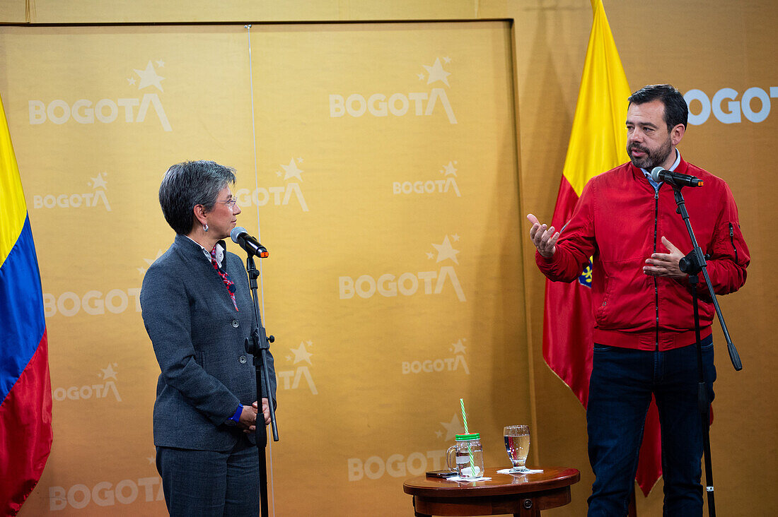 Bogotas Bürgermeisterin Claudia Lopez (L) und der gewählte Bürgermeister Carlos Fernando Galan (R) während einer Pressekonferenz nach einem Treffen zwischen Bogotas Bürgermeisterin Claudia Lopez und dem gewählten Bürgermeister Carlos Fernando Galan in Bogota, Kolumbien, 30. Oktober 2023