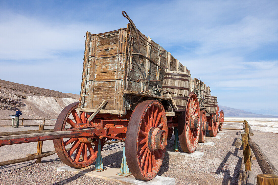 Ein historischer Borax-Erzwagen, ausgestellt in der Harmony Borax Plant am Furnace Creek im Death Valley National Park in Kalifornien
