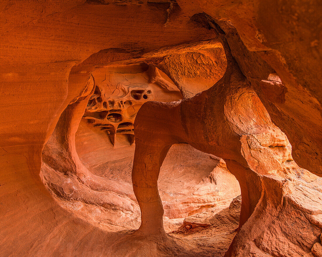 Windstone Arch in der FIre Cave im erodierten Aztec Sandstone des Valley of Fire State Park in Nevada