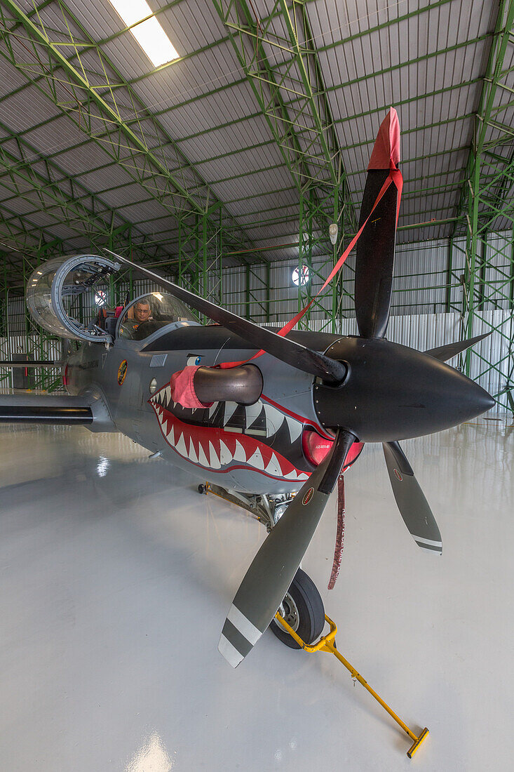 Ein Pilot der dominikanischen Luftwaffe im Cockpit eines Super Tucano-Kampfflugzeugs auf dem Luftwaffenstützpunkt San Isidro in der Dominikanischen Republik