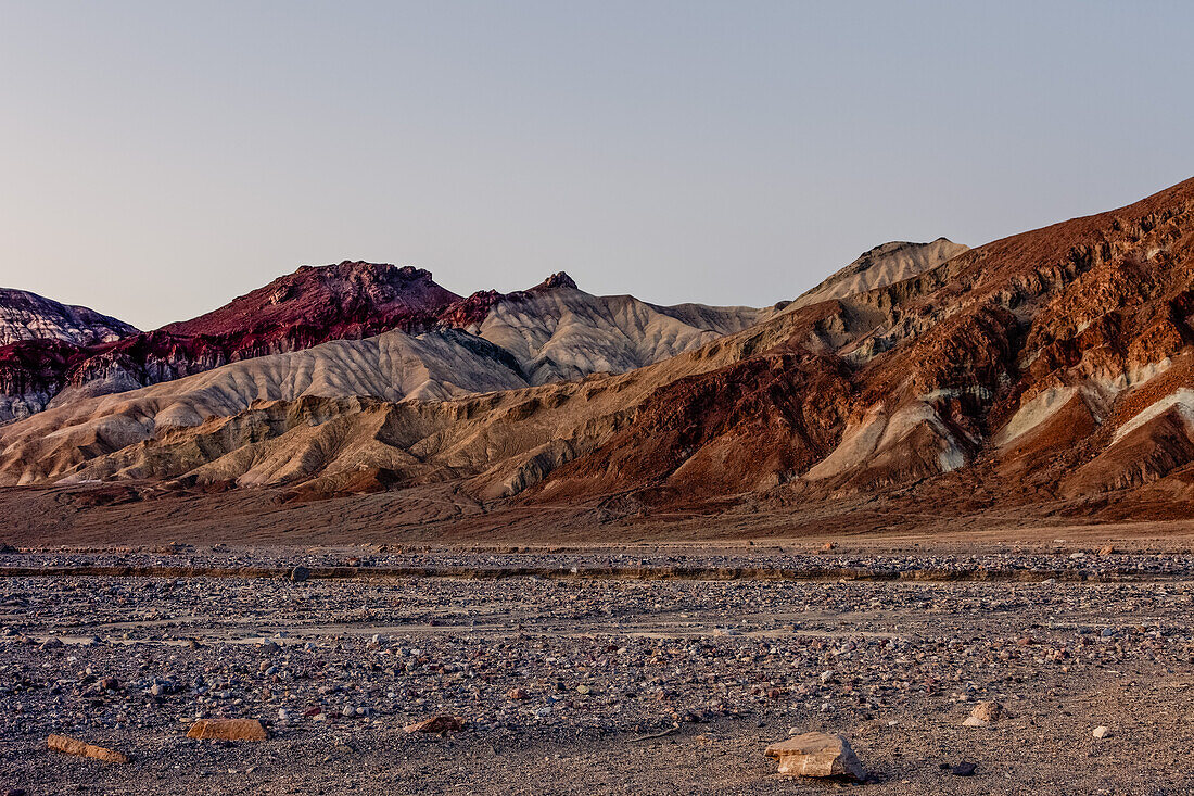 Farbenprächtige Furnace Creek-Formationen nahe der Mündung des Golden Canyon im Death Valley National Park in der Mojave-Wüste, Kalifornien