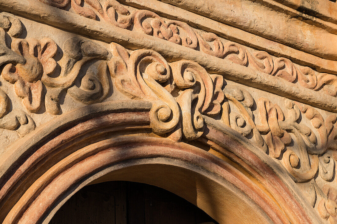 Geschnitztes dekoratives Detail über dem gewölbten Portal der Mission San Xavier del Bac, Tucson Arizona