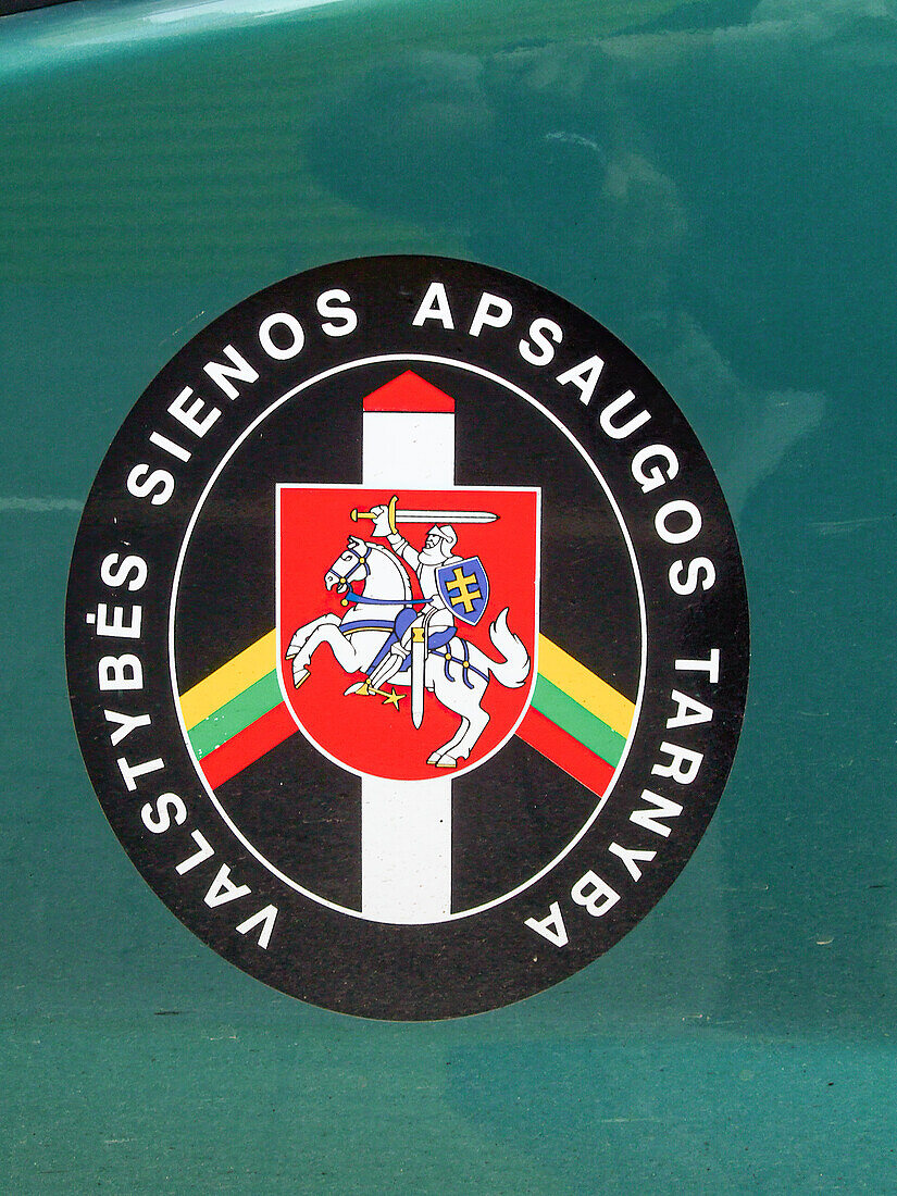 Das offizielle Wappen des litauischen staatlichen Grenzschutzes auf einem Fahrzeug am Grenzübergang zu Weißrussland