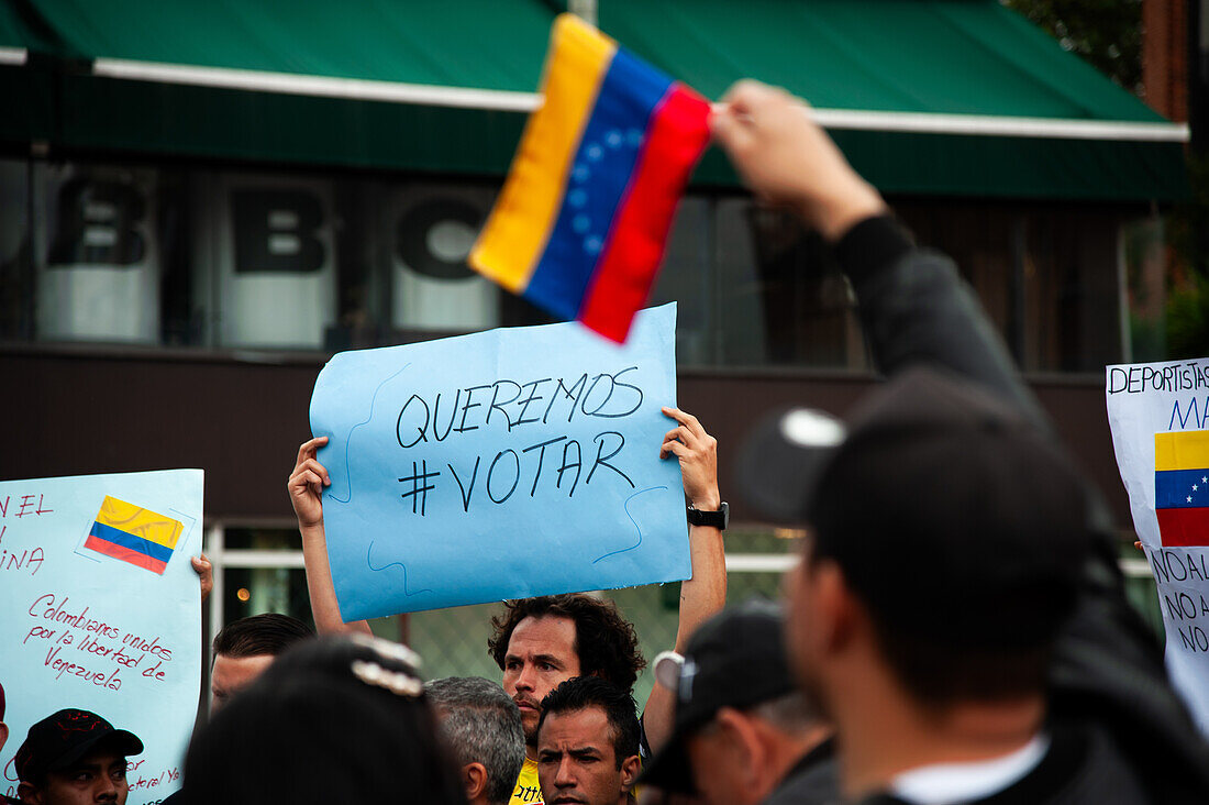 Venezolanische Bürger in Bogota, Kolumbien, protestieren für die Präsidentschaftskandidatur der venezolanischen Oppositionsführerin Maria Corina Machado bei den Präsidentschaftswahlen, nachdem sie disqualifiziert wurde, am 4. Februar 2024