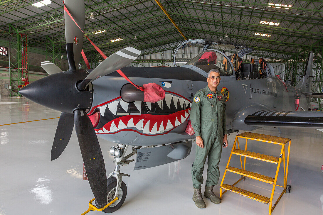 Ein Pilot der dominikanischen Luftwaffe neben einem Super Tucano-Kampfflugzeug auf dem Luftwaffenstützpunkt San Isidro in der Dominikanischen Republik