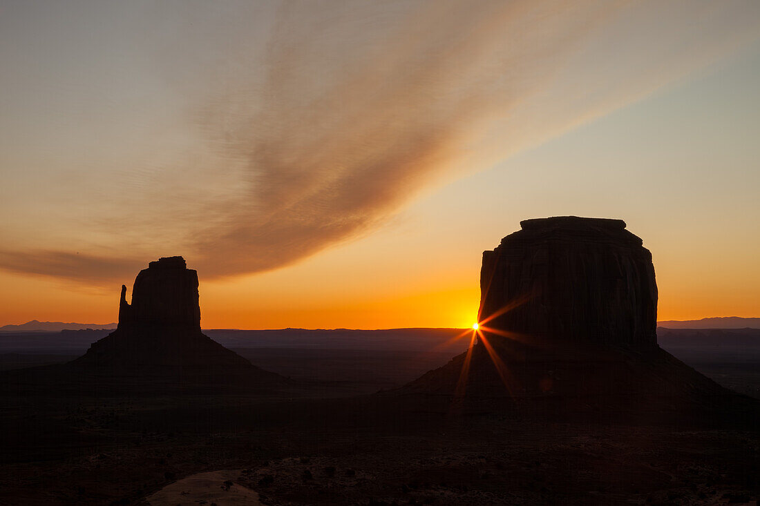 Sonnenaufgang hinter dem Merrick Butte mit den Mittens im Monument Valley Navajo Tribal Park in Arizona