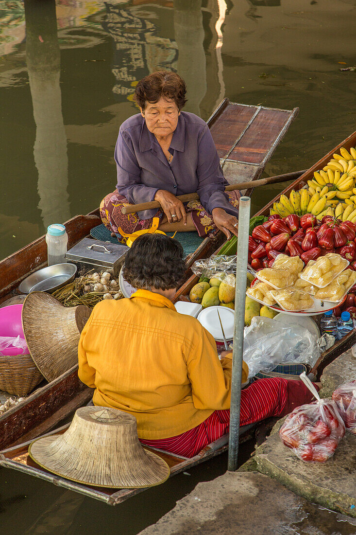 Soziale Interaktion zwischen thailändischen Verkäufern auf ihren Booten auf dem schwimmenden Markt von Damnoen Saduak in Thailand