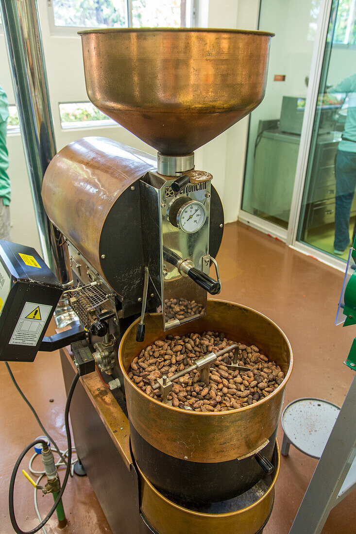 Eine Maschine zur Verarbeitung von Kakaobohnen zur Herstellung von Schokolade auf einer Kakaoplantagen-Tour. Dominikanische Republik