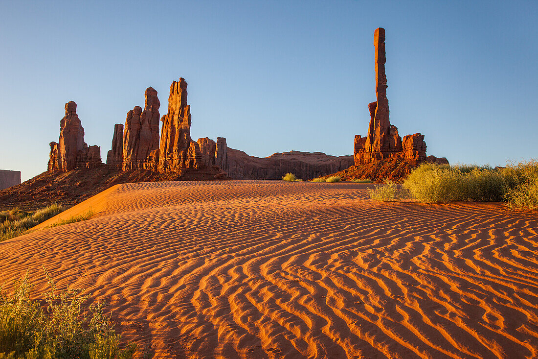 Der Totempfahl und Yei Bi Chei mit gekräuselten Sanddünen im Monument Valley Navajo Tribal Park in Arizona