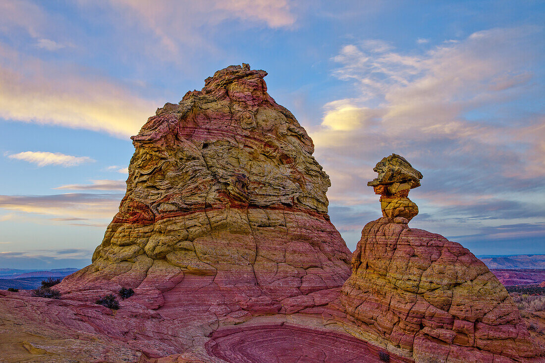 Post-Sonnenuntergangslicht auf erodierten Navajo-Sandsteinformationen in South Coyote Buttes, Vermilion Cliffs National Monument, Arizona