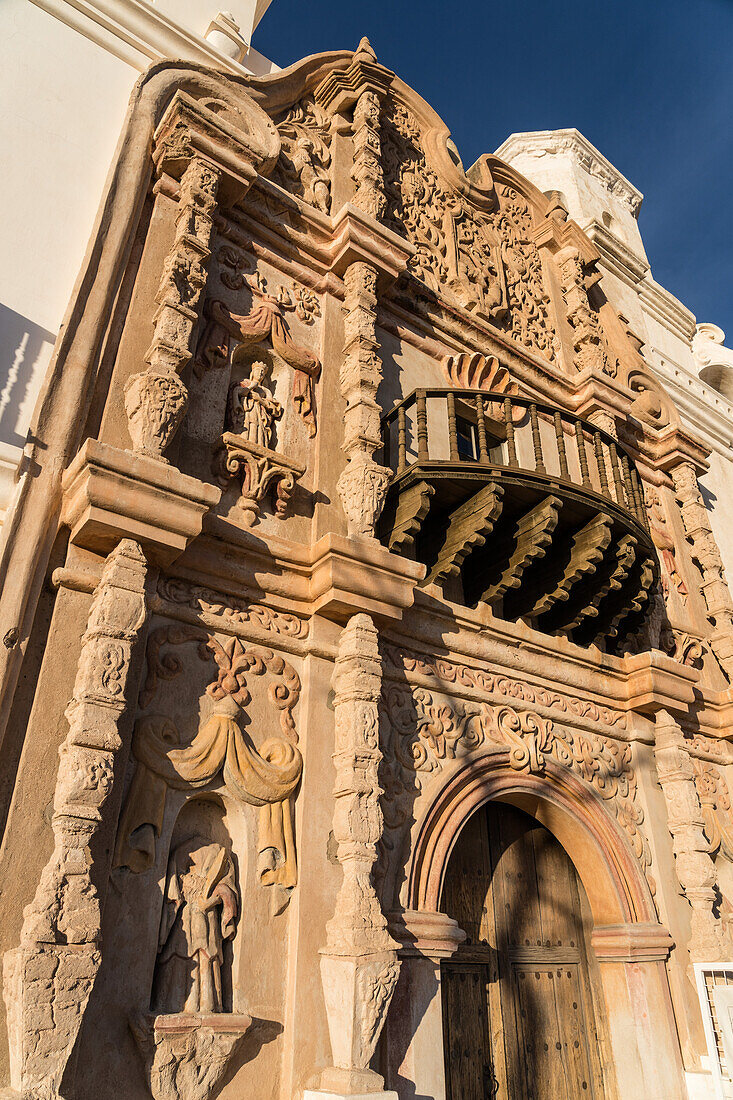 Detail der Fassade, des Portals und des Holzbalkons der Mission San Xavier del Bac in Tucson, Arizona