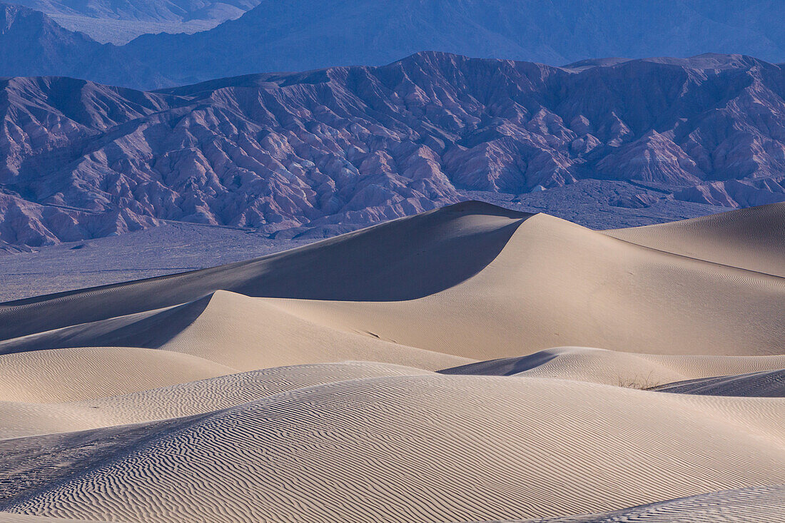 Mesquite Flat Sanddünen im Death Valley National Park in der Mojave-Wüste, Kalifornien. Dahinter die Black Mountains