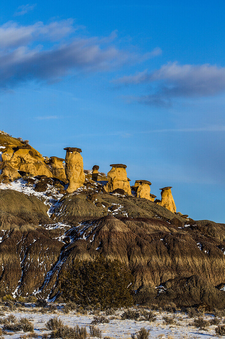 Sandstein-Hoodoos auf Badlands-Schiefergestein im Winter im Nordwesten New Mexicos bei Nageezi im San Juan Basin