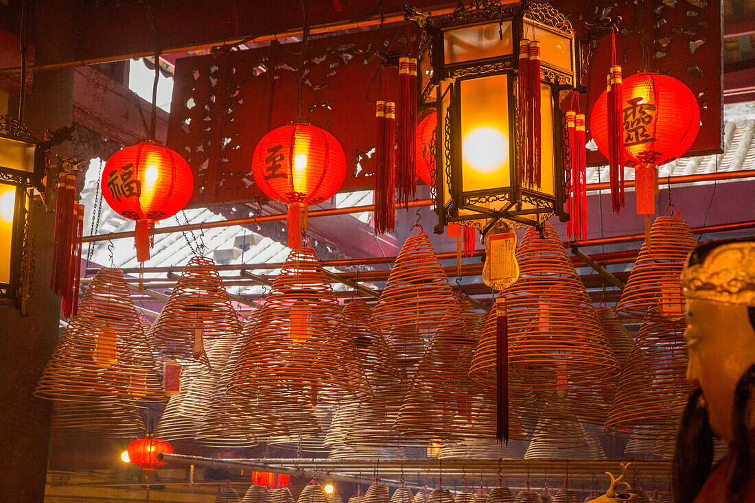 Brennende Weihrauchspiralen senden Gebete zum Himmel im Man Mo Tempel, einem buddhistischen Tempel in Hongkong, China