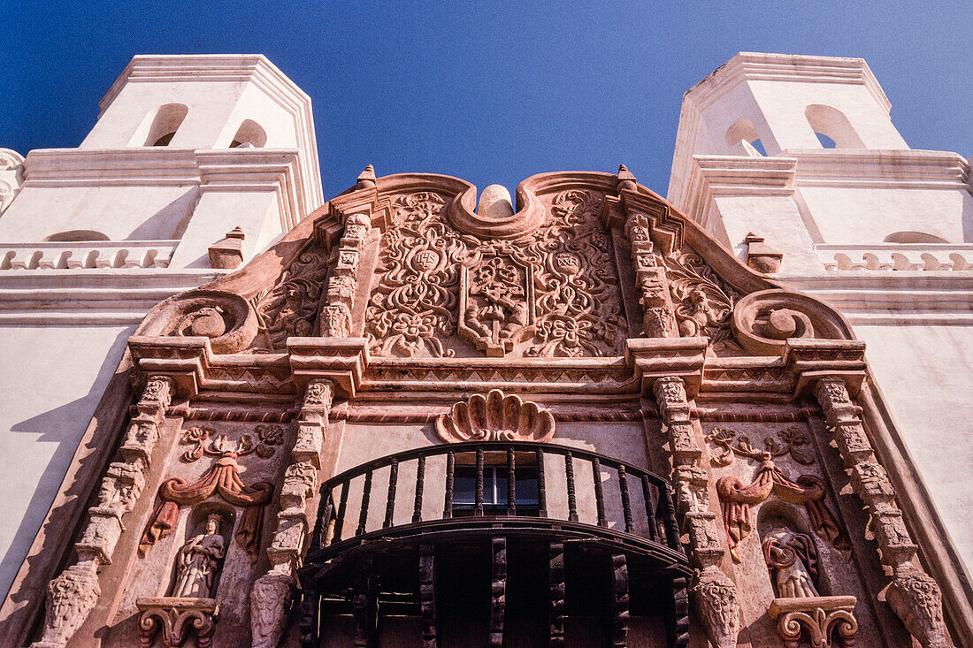 Detail eines hölzernen Balkons und dekorative Muster in der Mission San Xavier del Bac, Tucson Arizona