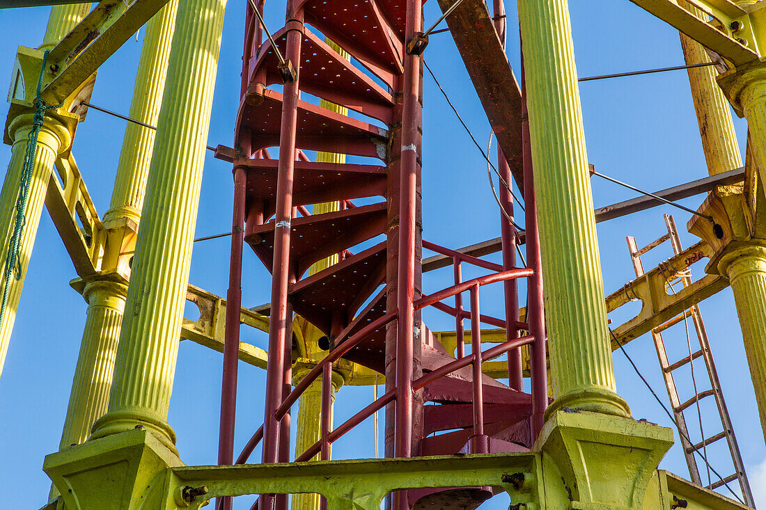 Wendeltreppe des gusseisernen Leuchtturms von Puerto Plata, der 1879 im heutigen La Puntilla Park in Puerto Plata, Dominikanische Republik, errichtet wurde. Er ist 24,38 Meter hoch.