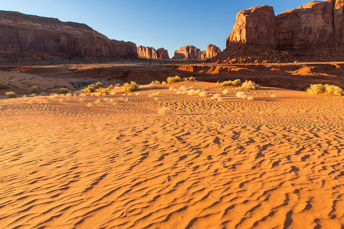 Rote Sanddünen und Sandsteinmonumente im Monument Valley Navajo Tribal Park in Arizona