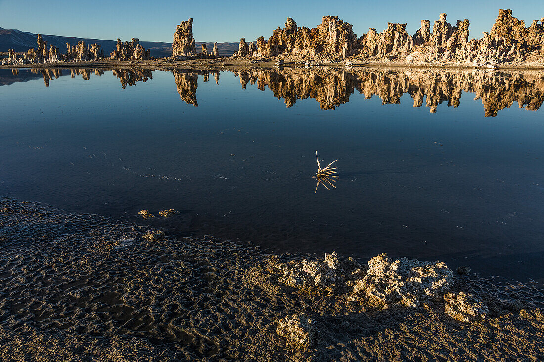 Tuffsteinformationen, die sich im Mono Lake in Kalifornien spiegeln