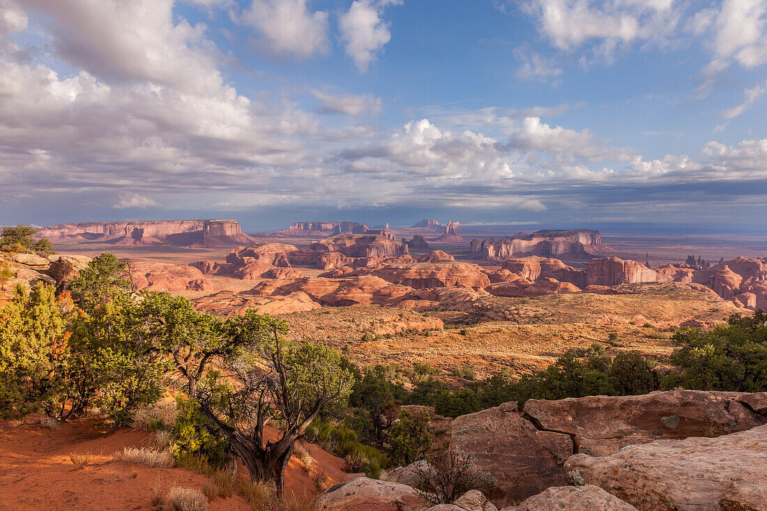 Morgenansicht der Monumente im Monument Navajo Valley Tribal Park in Arizona. Von Hunt's Mesa aus gesehen
