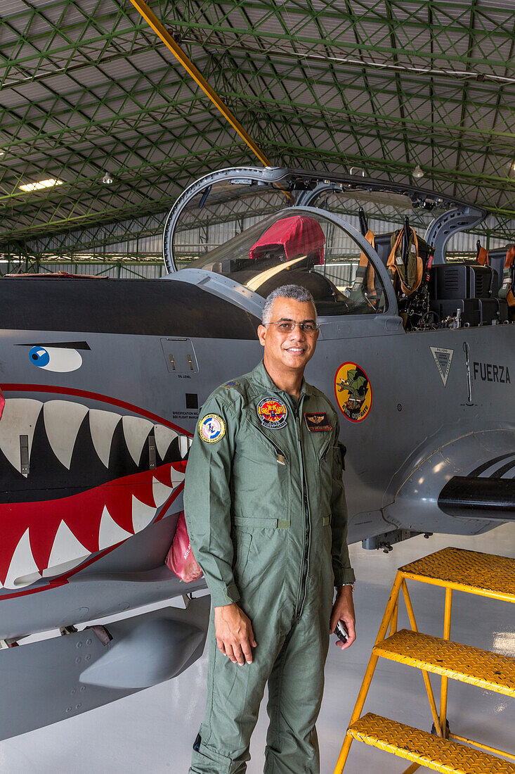 Ein Pilot der dominikanischen Luftwaffe neben einem Super Tucano-Kampfflugzeug auf dem Luftwaffenstützpunkt San Isidro in der Dominikanischen Republik