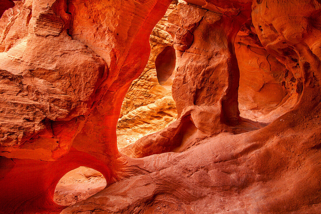 Drei kleine Bögen im farbenfrohen erodierten Aztekensandstein der Feuerhöhle im Valley of Fire State Park in Nevada
