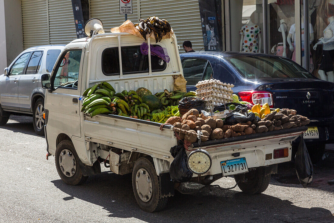 Dieser Lastwagen ist ein mobiler Gemüsestand in Santo Domingo, Dominikanische Republik