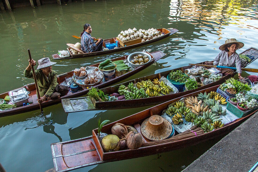 Thailändische Verkäufer auf ihren Booten auf dem schwimmenden Markt von Damnoen Saduak in Thailand